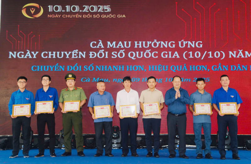 Các thí sinh Công an đoạt giải cao tại cuộc thi tìm hiểu chuyển đối số tỉnh Cà Mau  -0