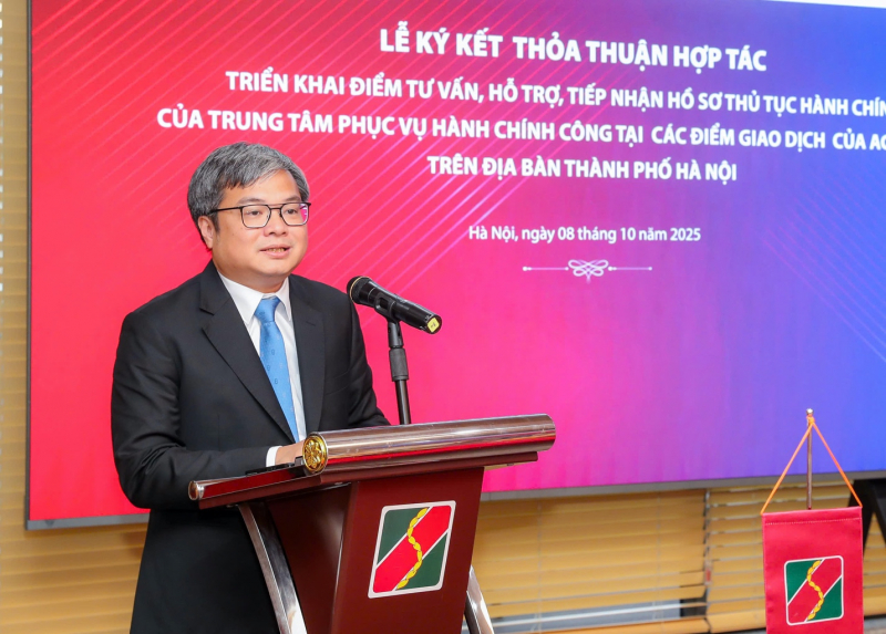 Agribank và Trung tâm phục vụ hành chính công Hà Nội hỗ trợ người dân thực hiện dịch vụ công tại điểm giao dịch của ngân hàng -0