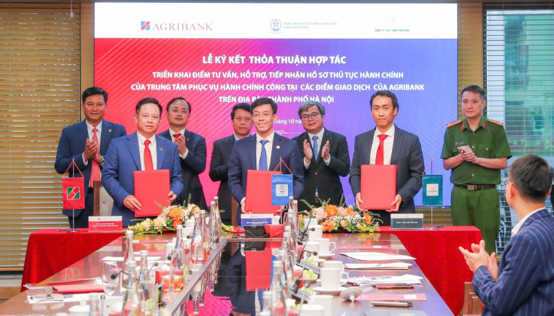 Agribank và Trung tâm phục vụ hành chính công Hà Nội hỗ trợ người dân thực hiện dịch vụ công tại điểm giao dịch của ngân hàng -0