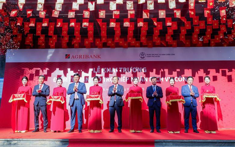 Agribank và Trung tâm phục vụ hành chính công Hà Nội hỗ trợ người dân thực hiện dịch vụ công tại điểm giao dịch của ngân hàng -0