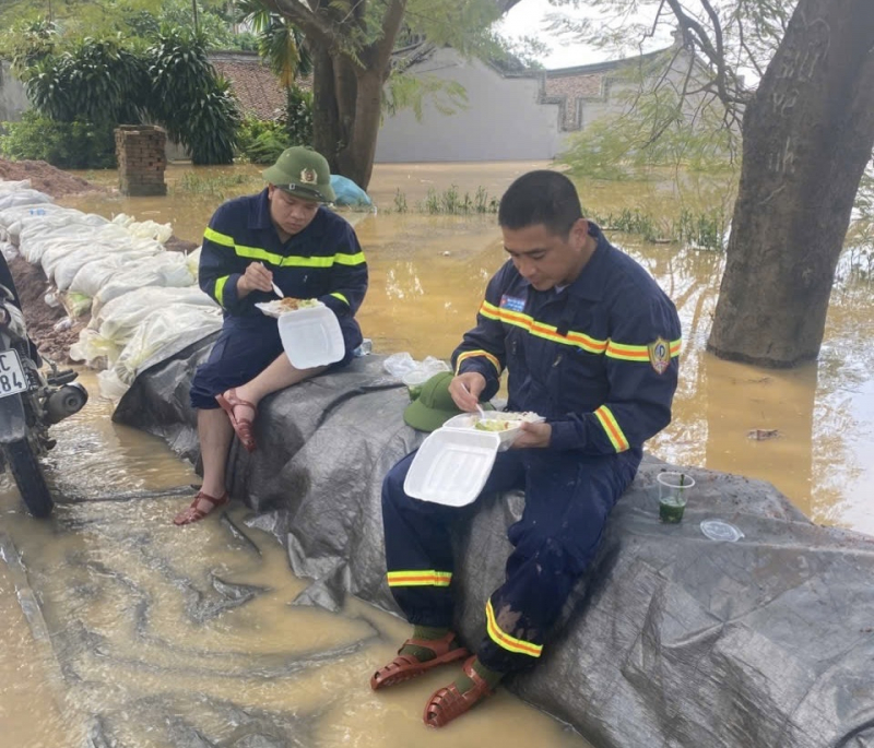 Lực lượng cứu hộ Công an tỉnh Bắc Ninh chạy đua với lũ, cứu người dân ra khỏi vùng ngập sâu -2