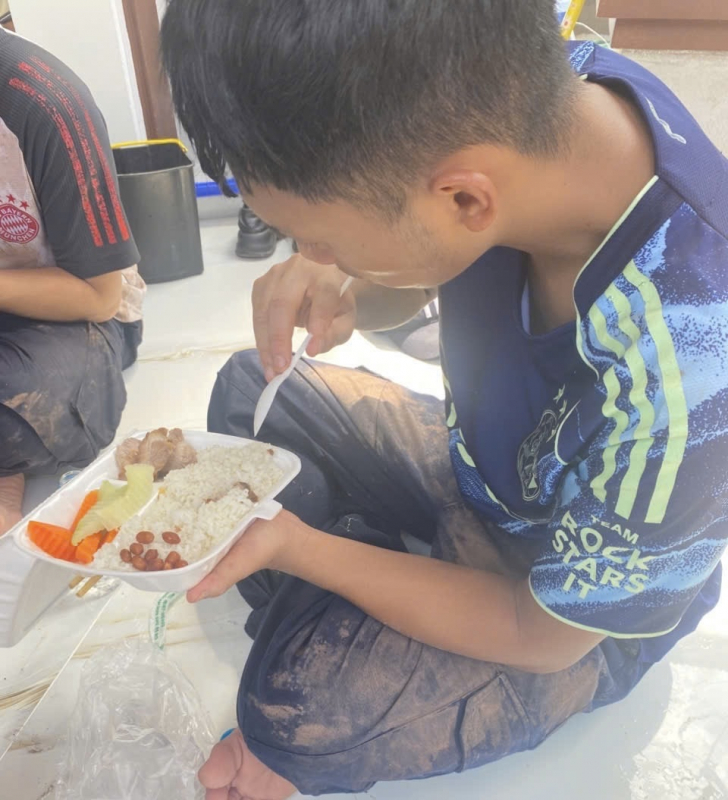 Lực lượng cứu hộ Công an tỉnh Bắc Ninh chạy đua với lũ, cứu người dân ra khỏi vùng ngập sâu -3