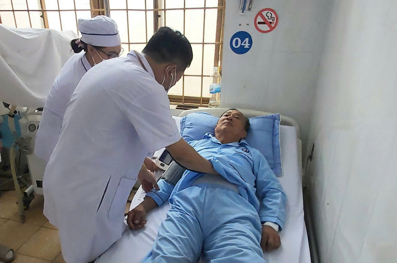 Orang tua itu membawa ular berbisa yang mematuknya ke bilik kecemasan -0