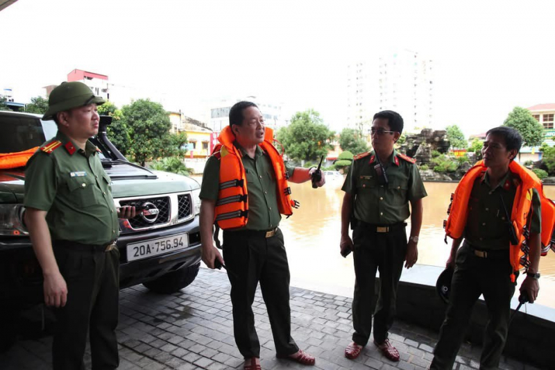 Công an tỉnh Thái Nguyên căng sức hỗ trợ di dời người dân ra khỏi vùng ngập lụt -0