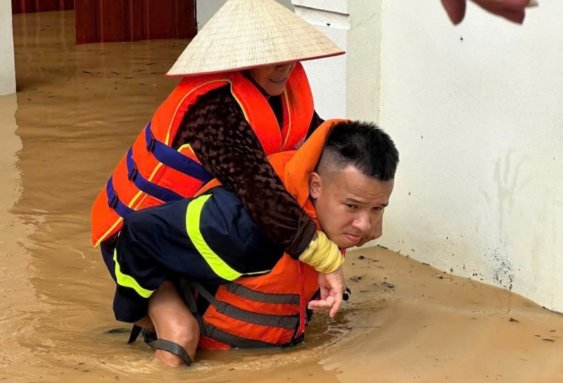 Công an tỉnh Thái Nguyên căng sức hỗ trợ di dời người dân ra khỏi vùng ngập lụt -0