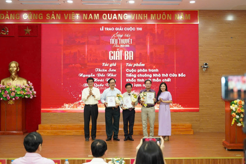Không có tác phẩm đoạt Giải Nhất Cuộc thi sáng tác tiểu thuyết Thời báo Văn học Nghệ thuật -0