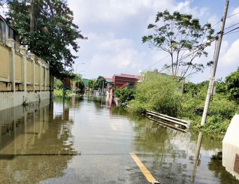 Hanoi: Autostrada Națională 3 este inundată profund, vehiculele ar trebui să ia alte rute -0