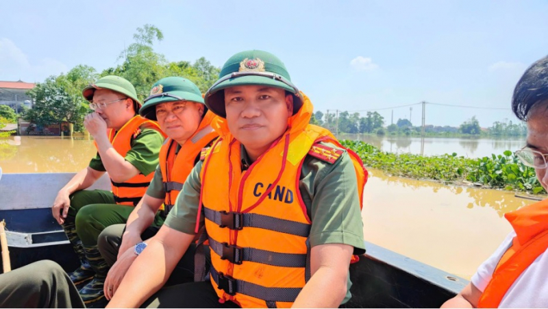 Trắng đêm căng mình cùng người dân vùng lũ -0