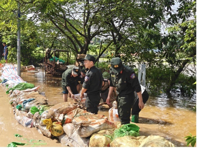 Trắng đêm căng mình cùng người dân vùng lũ -4