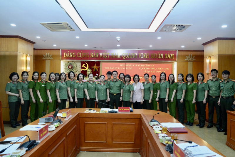 Phát huy vai trò của phụ nữ CAND trong kỷ nguyên mới  -0