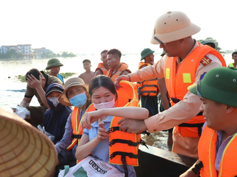 Trắng đêm căng mình cùng người dân vùng lũ -1