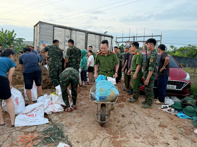 Trắng đêm căng mình cùng người dân vùng lũ -0