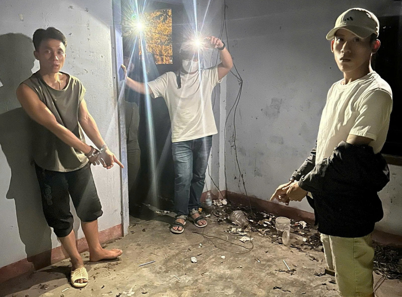 Bắt nhóm thanh niên rủ nhau vào chùa lén lút… bày “tiệc ma túy” -0