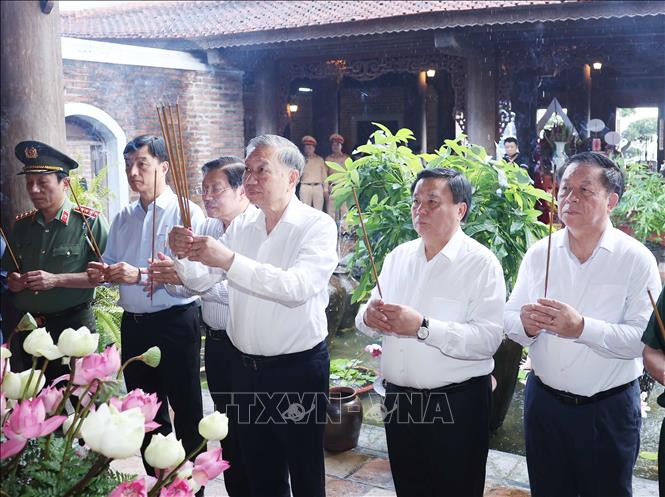 Tổng Bí thư Tô Lâm dâng hương tưởng nhớ Chủ tịch Hồ Chí Minh tại Nghệ An -0