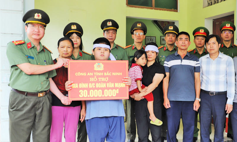 Lực lượng Công an Bắc Ninh phối hợp gia cố đê tránh nguy cơ sạt lở -0