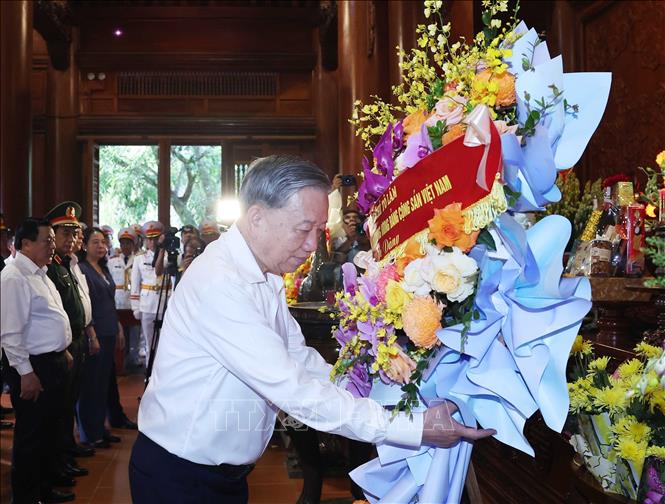Tổng Bí thư Tô Lâm dâng hương tưởng nhớ Chủ tịch Hồ Chí Minh tại Nghệ An -0