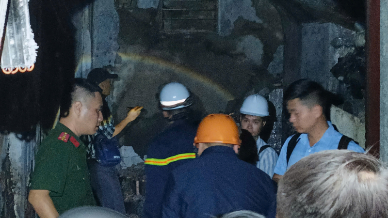 Vụ cháy ở Kim Hoa (Hà Nội): Hàng xóm mang bình chữa cháy, vòi nước dập lửa nhưng không thành -0