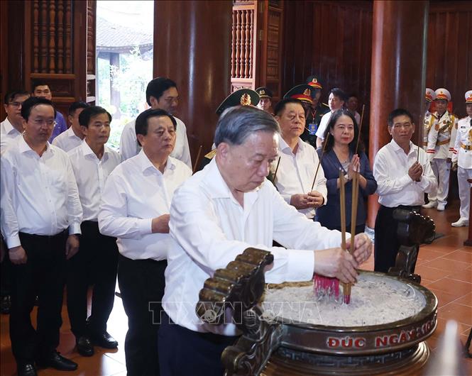 Tổng Bí thư Tô Lâm dâng hương tưởng nhớ Chủ tịch Hồ Chí Minh tại Nghệ An -1