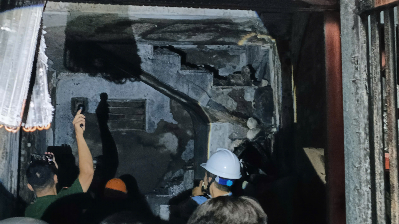 Vụ cháy ở Kim Hoa (Hà Nội): Hàng xóm mang bình chữa cháy, vòi nước dập lửa nhưng không thành -1