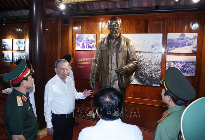 Tổng Bí thư Tô Lâm dâng hương tưởng nhớ Chủ tịch Hồ Chí Minh tại Nghệ An -0