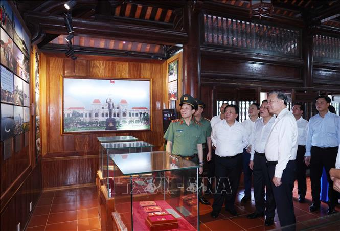 Tổng Bí thư Tô Lâm dâng hương tưởng nhớ Chủ tịch Hồ Chí Minh tại Nghệ An -1