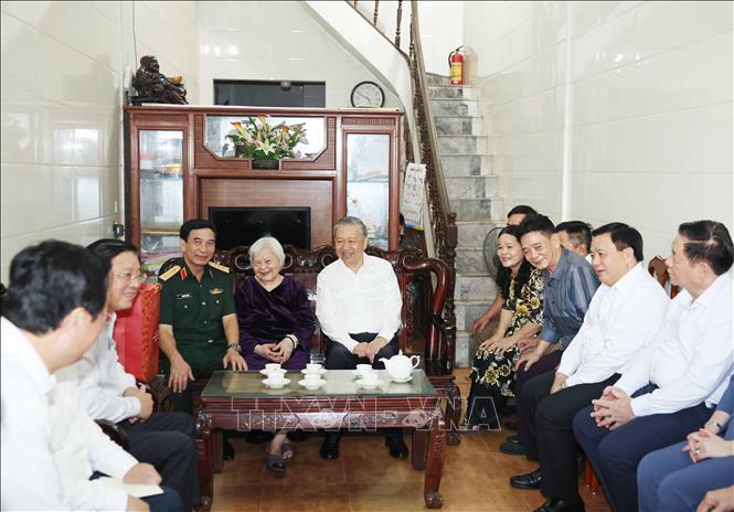 Tổng Bí thư Tô Lâm dâng hương tưởng nhớ Chủ tịch Hồ Chí Minh tại Nghệ An -0