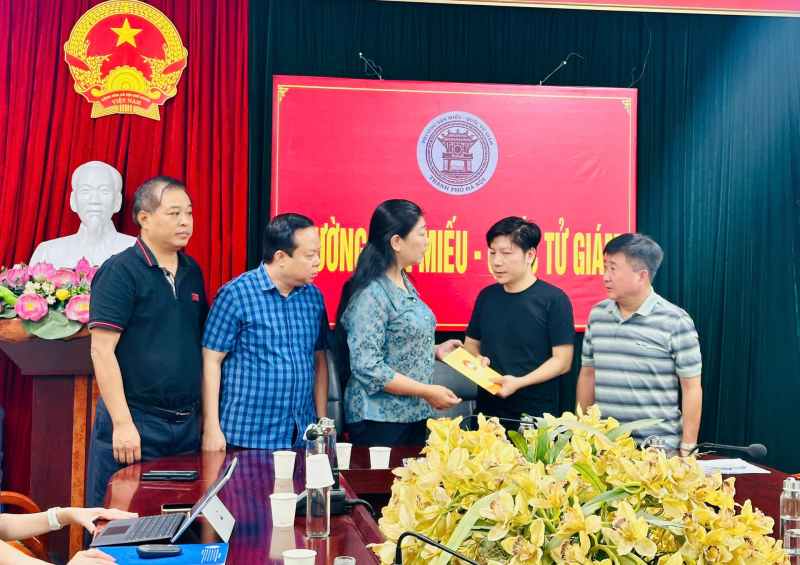 Người thân nghẹn ngào tại hiện trường vụ cháy thương tâm khiến 5 người tử vong -0