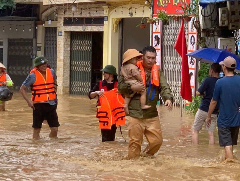 Công an Lào Cai kiên quyết vận động di dời, trực tiếp cứu sống 452 người dân -0