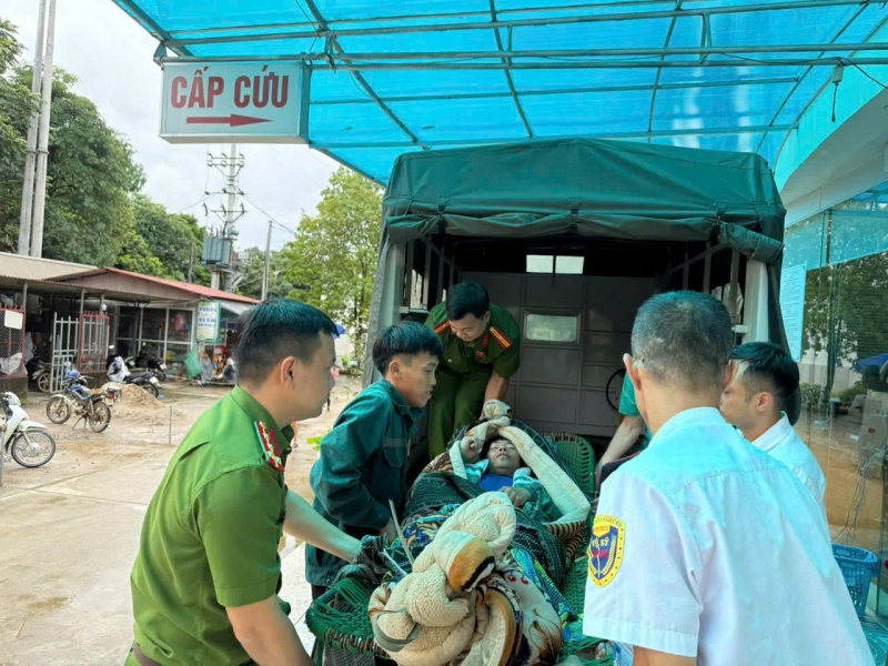 Công an Lào Cai kiên quyết vận động di dời, trực tiếp cứu sống 452 người dân -0