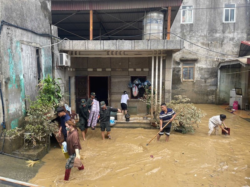 Công an TP Hà Nội phối hợp, hỗ trợ nhân dân khắc phục hậu quả sau mưa lũ -0