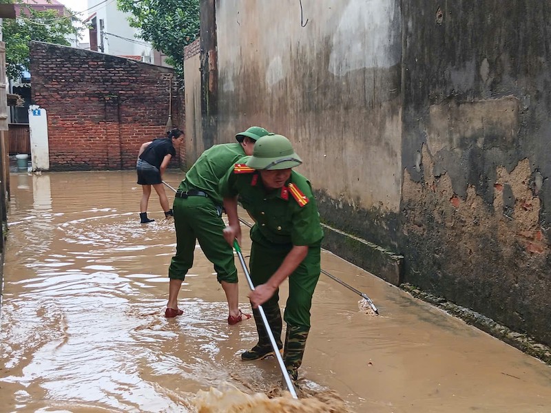 Công an TP Hà Nội phối hợp, hỗ trợ nhân dân khắc phục hậu quả sau mưa lũ -2