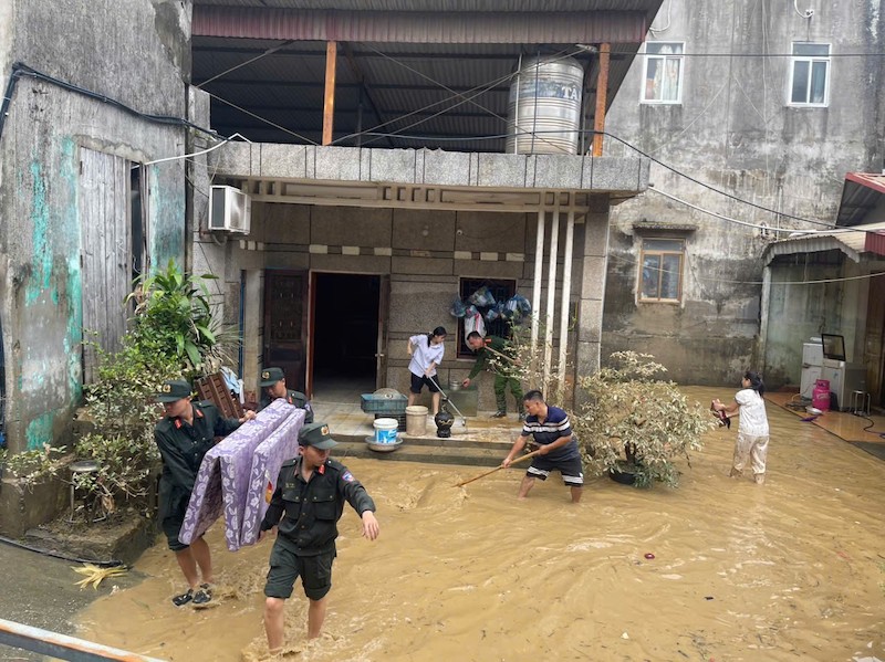 Công an TP Hà Nội phối hợp, hỗ trợ nhân dân khắc phục hậu quả sau mưa lũ -3