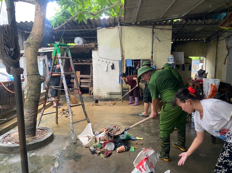 Công an TP Hà Nội phối hợp, hỗ trợ nhân dân khắc phục hậu quả sau mưa lũ -4