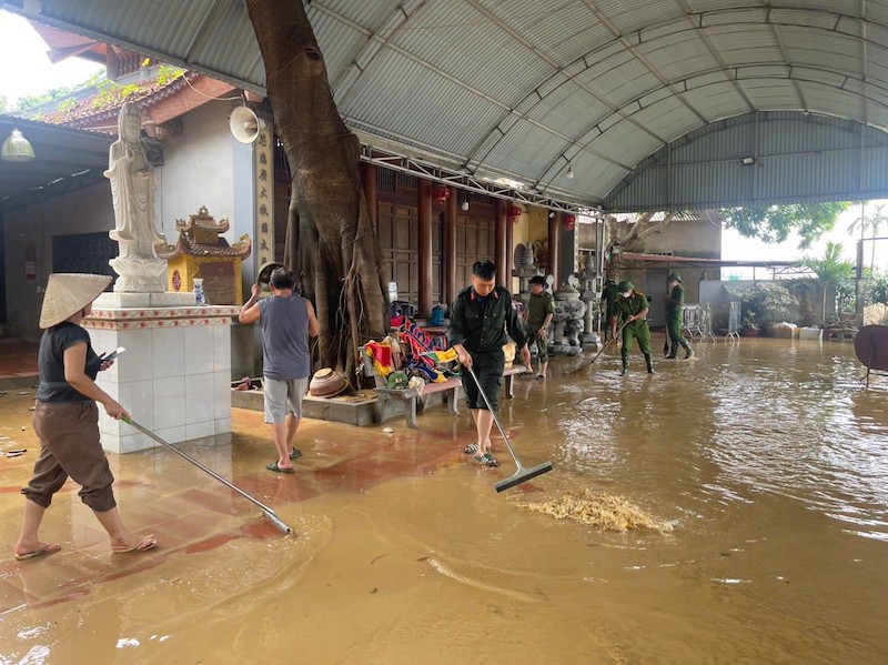 Công an TP Hà Nội phối hợp, hỗ trợ nhân dân khắc phục hậu quả sau mưa lũ -4