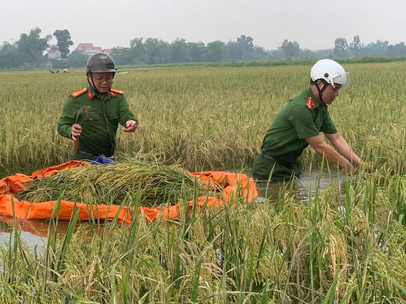 Công an TP Hà Nội phối hợp, hỗ trợ nhân dân khắc phục hậu quả sau mưa lũ -5