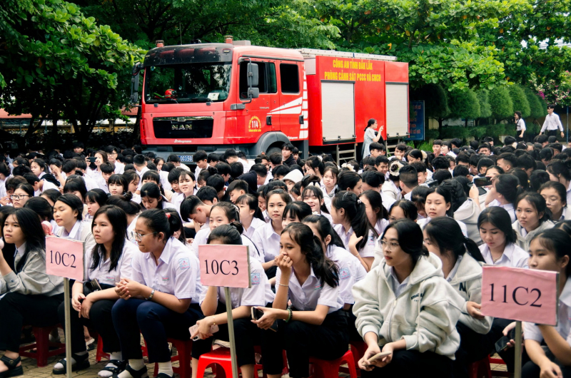 Casi 1.200 docentes y alumnos experimentan con entusiasmo técnicas de extinción de incendios y rescate -0