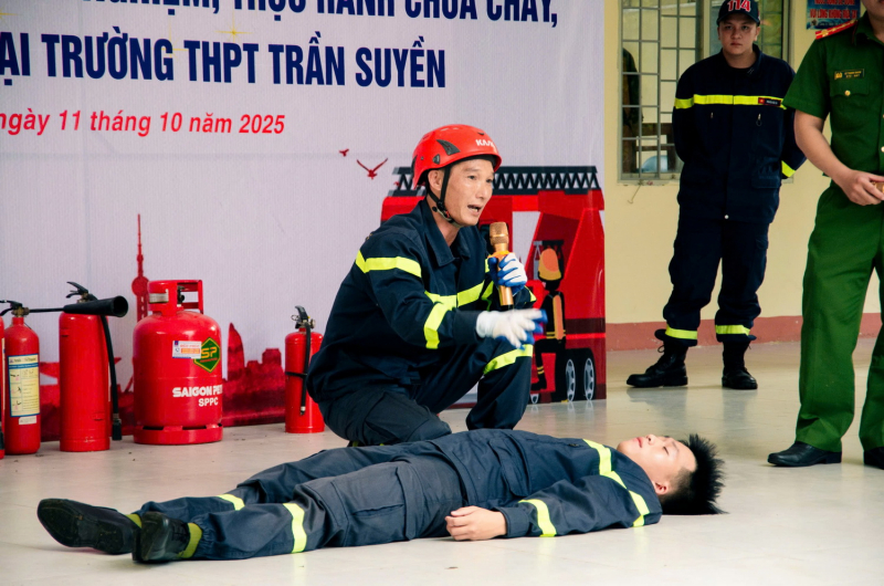 Casi 1.200 docentes y alumnos experimentan con entusiasmo técnicas de extinción de incendios y rescate -0