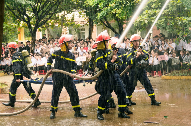 Casi 1.200 docentes y alumnos experimentan con entusiasmo técnicas de extinción de incendios y rescate -0