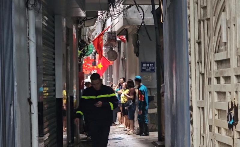 Người thân nghẹn ngào tại hiện trường vụ cháy thương tâm khiến 5 người tử vong -0