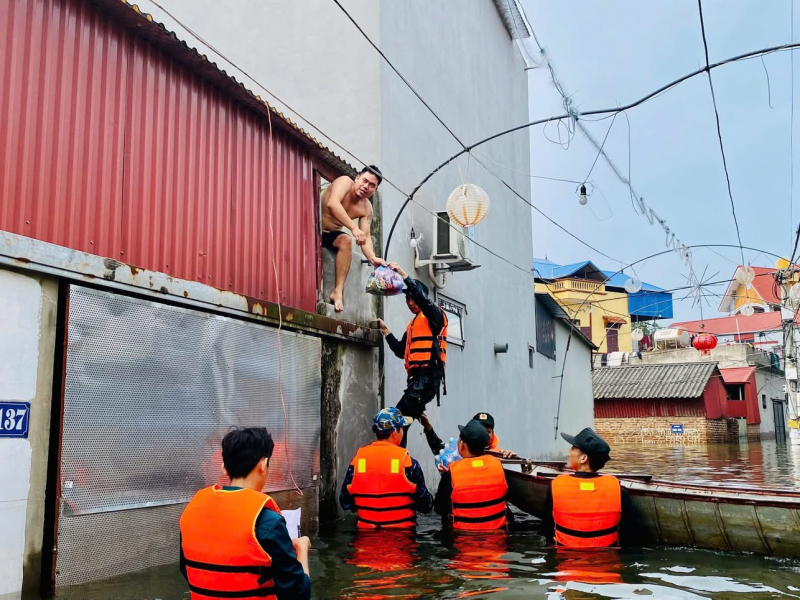 Toả sáng hình ảnh Cảnh sát cơ động giúp dân nơi tâm lũ -0