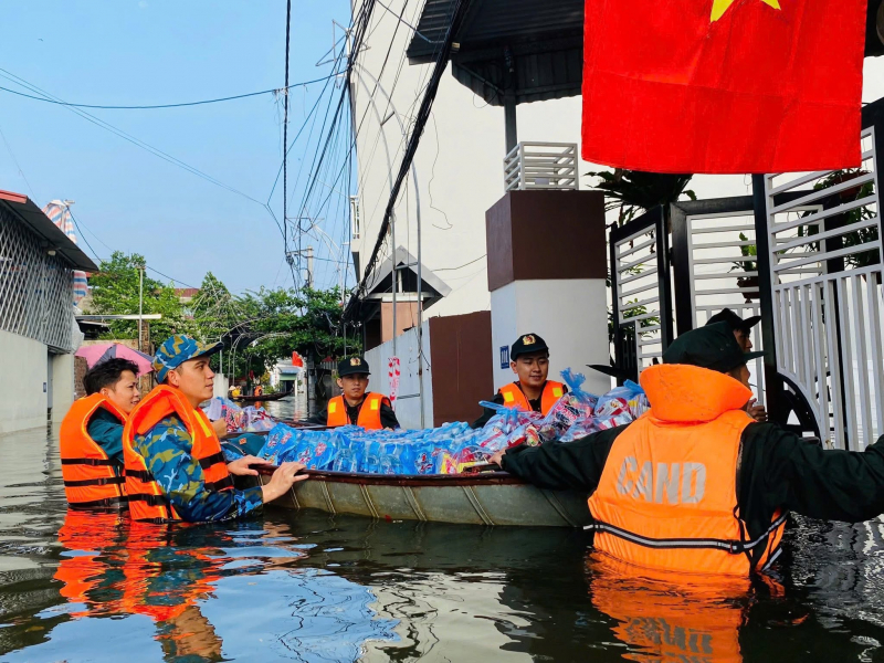 Toả sáng hình ảnh Cảnh sát cơ động giúp dân nơi tâm lũ -0