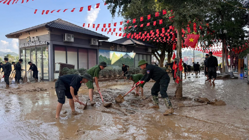 Toả sáng hình ảnh Cảnh sát cơ động giúp dân nơi tâm lũ -0