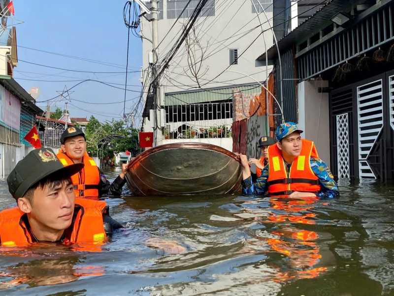 Toả sáng hình ảnh Cảnh sát cơ động giúp dân nơi tâm lũ -1