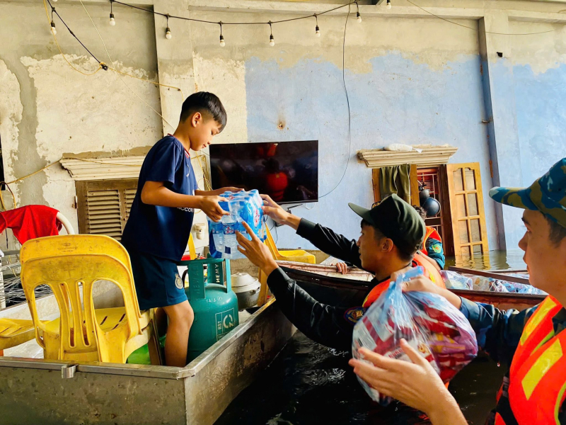 Toả sáng hình ảnh Cảnh sát cơ động giúp dân nơi tâm lũ -1