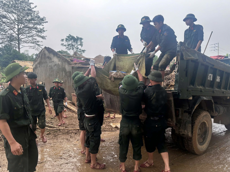 Toả sáng hình ảnh Cảnh sát cơ động giúp dân nơi tâm lũ -0