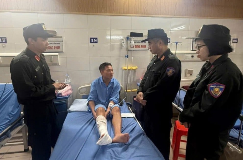 Toả sáng hình ảnh Cảnh sát cơ động giúp dân nơi tâm lũ -1