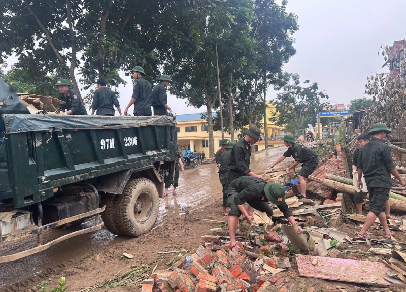 Toả sáng hình ảnh Cảnh sát cơ động giúp dân nơi tâm lũ -0