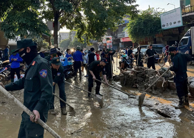 Toả sáng hình ảnh Cảnh sát cơ động giúp dân nơi tâm lũ -0