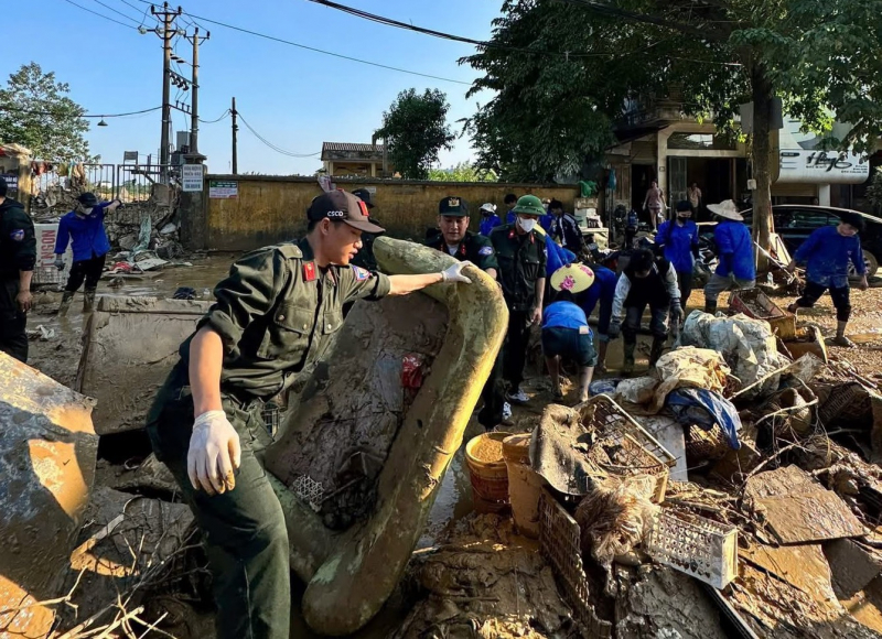 Toả sáng hình ảnh Cảnh sát cơ động giúp dân nơi tâm lũ -1