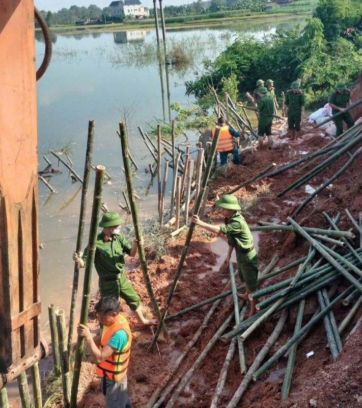 Lực lượng Công an Bắc Ninh phối hợp gia cố đê tránh nguy cơ sạt lở -0